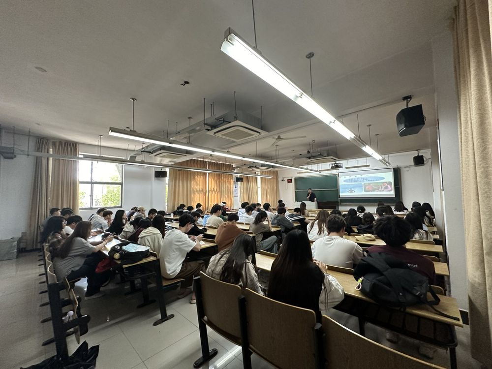 SG胜游(中国)科技集团在南京邮电大学通达学院举办讲座